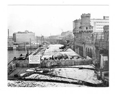 G1690 Mur de Berlin, 1962. Oberbaumbrücke. Photo argentique