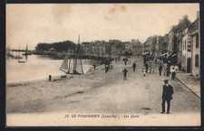 CPA Le Pouliguen /Loire-Inf., Les Quais avec des promeneurs et un bateau à voil 