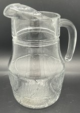 Carafe verseuse en verre épais moulé, décor de lignes courbes, style vintage