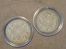 2 dessous de bouteille  carafe  en verre avec napperon dentelle  vintage 60s 70s