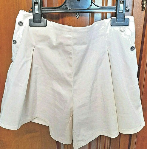 Superbe short rose nude fille