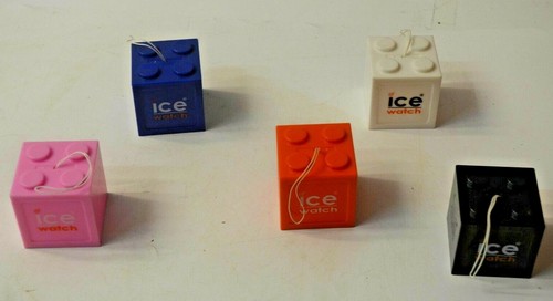 Cube vitrine suspendu - de,