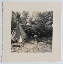 Garçon tipi tente camping nature - Photo vintage snapshot c. 1950