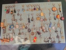 lot de 68 porte clés divers +