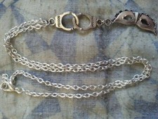 Collier argenté inspiré de 50 nuances de Grey avec breloques menottes et masque