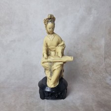 Figurine Sculptée en Résine