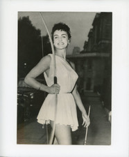 Mlle Nona Gasparatou ("Miss Grèce") en "Diane Chasseresse" pour le concours "Mis