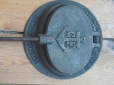 Ancien Rare Petit Gaufrier Ovale en Fonte avec Support Camion Frères N°131
