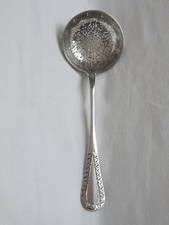 CUILLERE A SAUPOUDRER ARGENT MASSIF - MINERVE - ORFEVRE JB- MANCHE GUILLOCHE