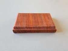 socle en bois exotique pour figurines et maquettes 7,4 x 11,8 cm ép : 2,2 cm