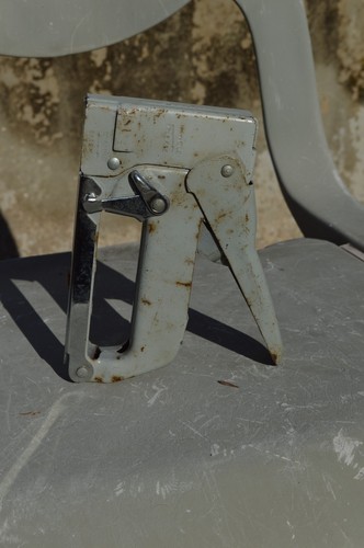 Agrafeuse murale ancienne - ,