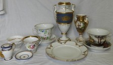 PORCELAINE DE PARIS XIXème : Lot de vases, tasses, etc.    usures  