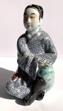 Rare sculpture en porcelaine de famille chinoise du XXe siècle lisant des ros...