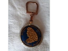 ANCIEN PORTE CLE BOURBON  COGNAC MARTELL  DEPUIS LOUIS XIV