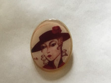 Ancienne broche résine dame