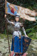 RE0059    JEANNE  D ARC FIGURINE GM DRAPEAU   STATUETTE  MEDIEVAL ORIFLAMME