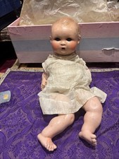 ancienne poupée poupon en matiere composite epoque 1930 et vetement antique doll