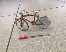 Ancien petit vélo miniature de collection vintage