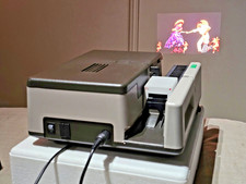 Projecteur diapositives Leica Leitz Pradovit 153 dans son emballage d'origine.