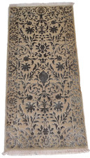 Petit tapis 2'4" x 4'7" noué