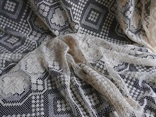 Nappe ronde au filet brodé