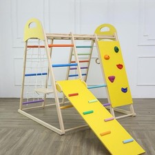 Aire de jeux sensorielle en bois avec toboggan et balançoire