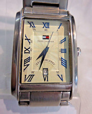MONTRE TOMMY HILFIGER RECTANGULAIRE ORIGINALE , GUICHET DATE ,BEG & FONCTIONS