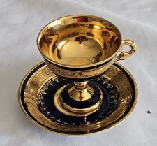 Tasse sur piédouche en
