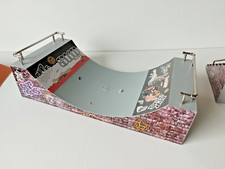 Lot de 12 finger skates, 1 BMX, outils et rampes