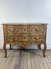 Commode de style Louis XV en bois sculpté