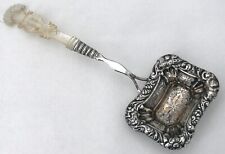 Très belle cuillère à saupoudrer argent massif allemand et nacre gravée, XIXe.