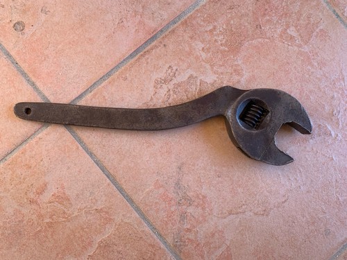Ancienne clé molette - à,