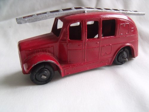 Dinky toys camion de pompier - toys,