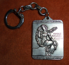 Porte-clés métal Champagne IRROY REIMS Médaille FESTIVAL Junon - écrit en RUSSE