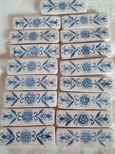 17 Portes couteaux en faïence /terre cuite ? motifs bleu...8cm x 2,5cm