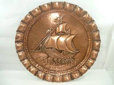 Assiette Décorative Cuivre Estampé à la Main Avec Voilier