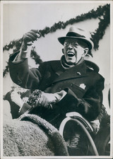 Homme âgé en chaise roulante, commandeur de la Légion d'Honneur, à identifi