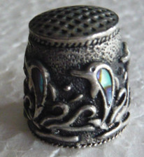 Dé à coudre de collection en métal décoré dauphins ornés de nacre