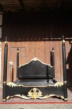 Lit roi ou reine sculpté main en bois massif avec décors feuilles d'or d'un château