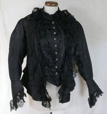 Haut de vêtement féminin avec corset en soie noire et dentelle, fin XIXe siècle.