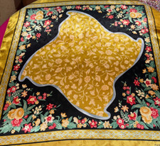 Beau foulard vintage en polyester Pierre Balmain   92 cm x 90 cm