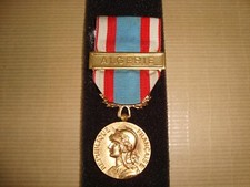 MEDAILLE COMMEMORATIVE avec agrafe ALGERIE
