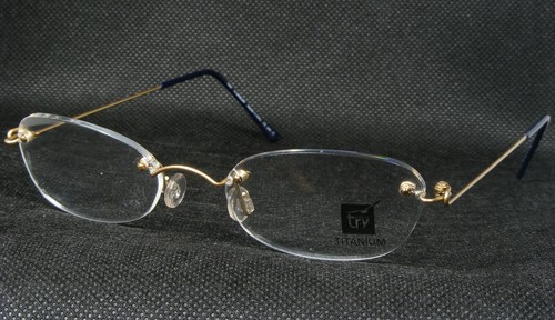 Essayer des lunettes titane - essayer,