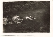 ANCIENNE PHOTOGRAPHIE TRIO ALLONGÉ DANS L'HERBE