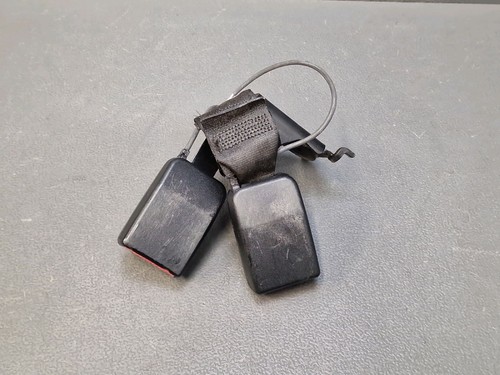 Attache ceinture arrière