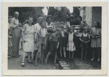 Libération. Villageois posant devant un véhicule léger blindé M8. A situer.