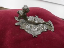 statuette en étain PUR,marquages,femme art nouveau sur lit de marguerites,P185g,