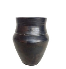 PETIT VASE EN CERAMIQUE NOIRE