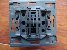 mécanisme double interrupteur bouton poussoir + va et vient Legrand Sagane 84024