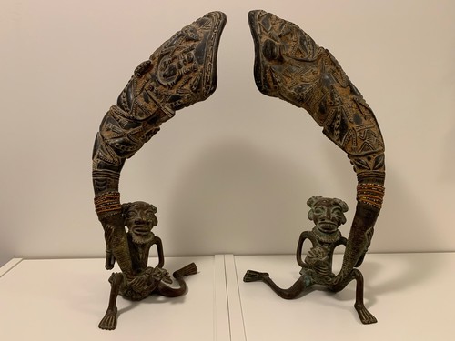 Deux statues bronze corne - deux, et